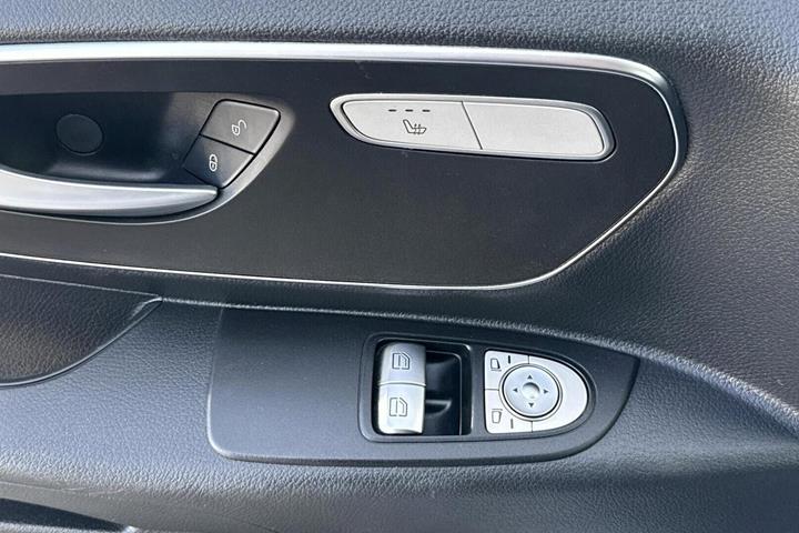 Hvid Mercedes Vito 114 fra 2022
