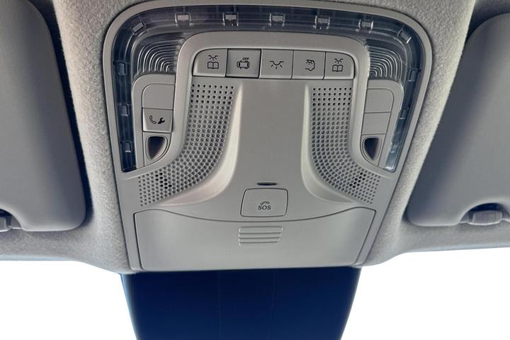 Hvid Mercedes Vito 114 fra 2022