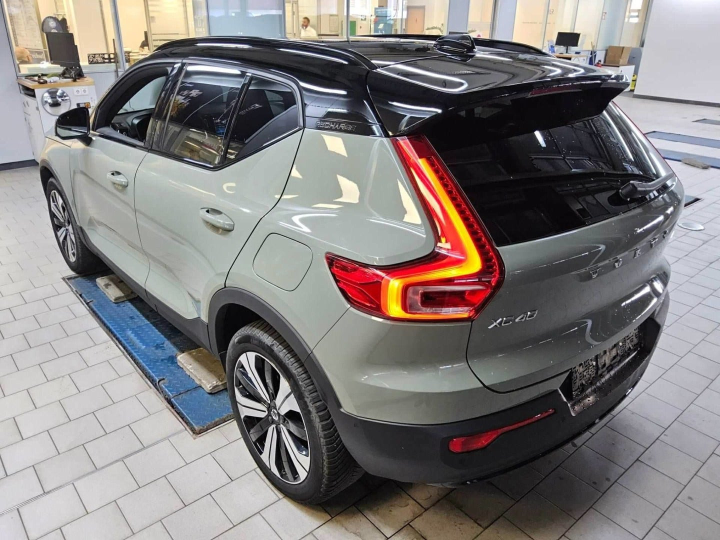 Grøn Volvo XC40 fra 2023