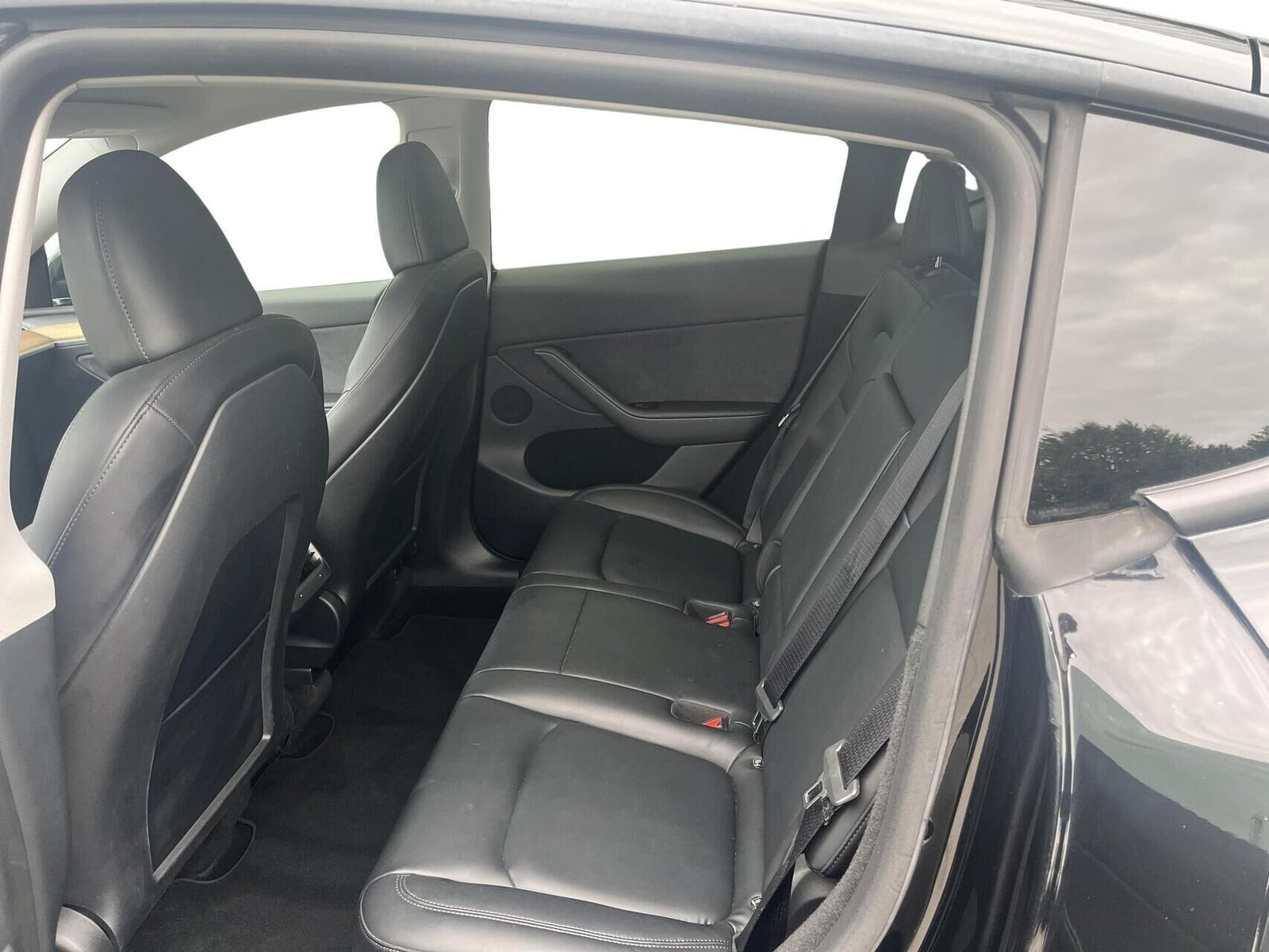 Sort Tesla Model Y fra 2022