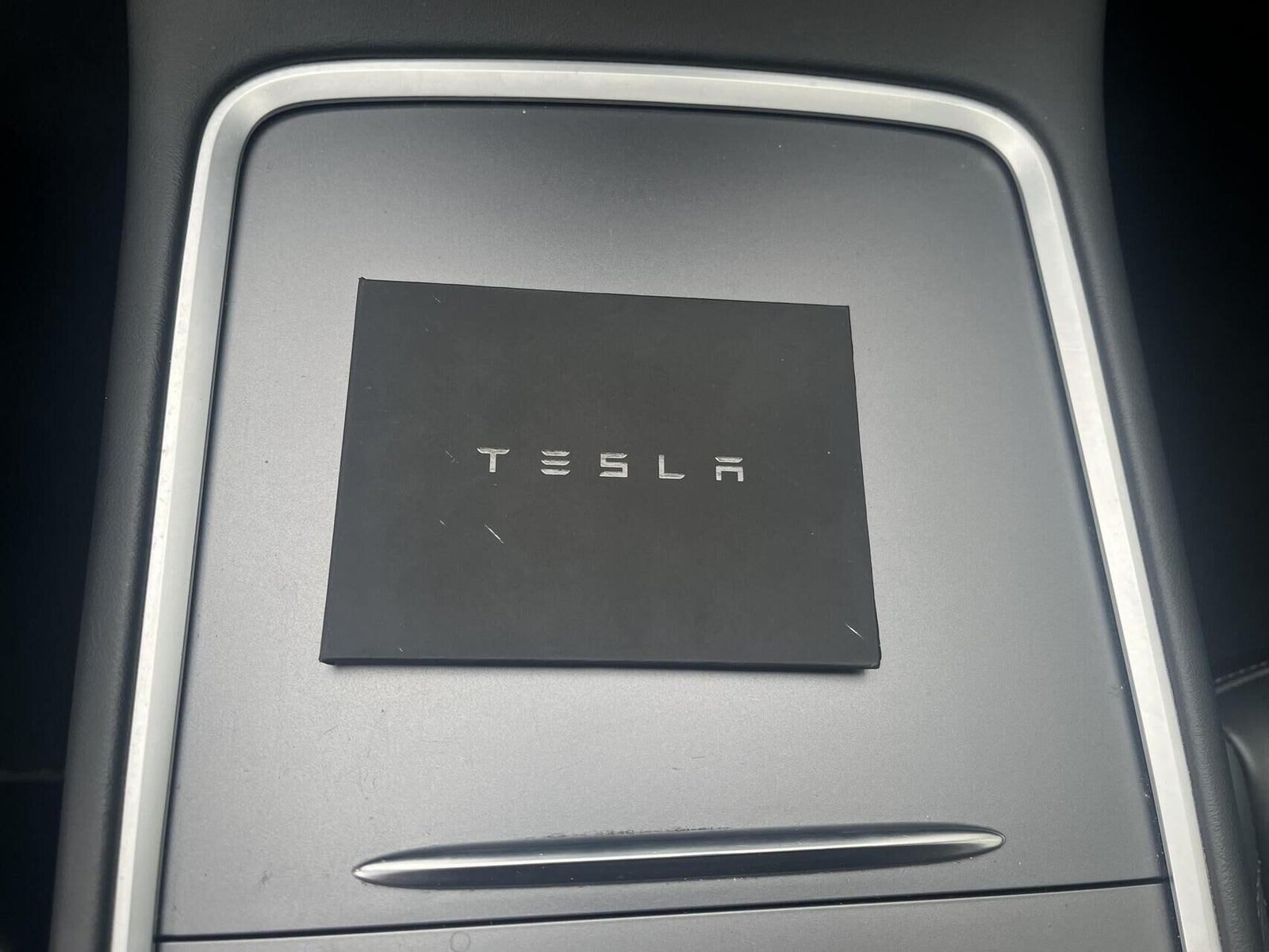 Sort Tesla Model Y fra 2022