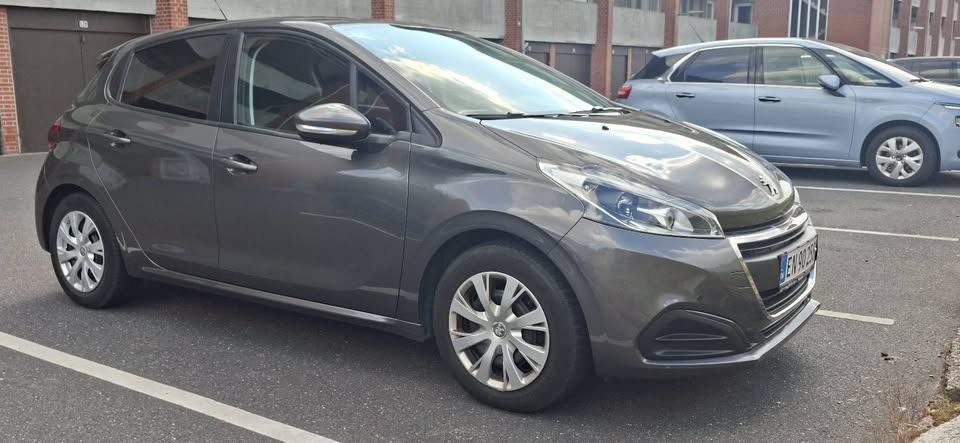 Grå Peugeot 208 fra 2019