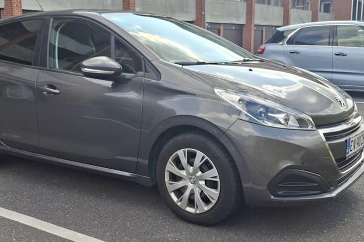 Grå Peugeot 208 fra 2019