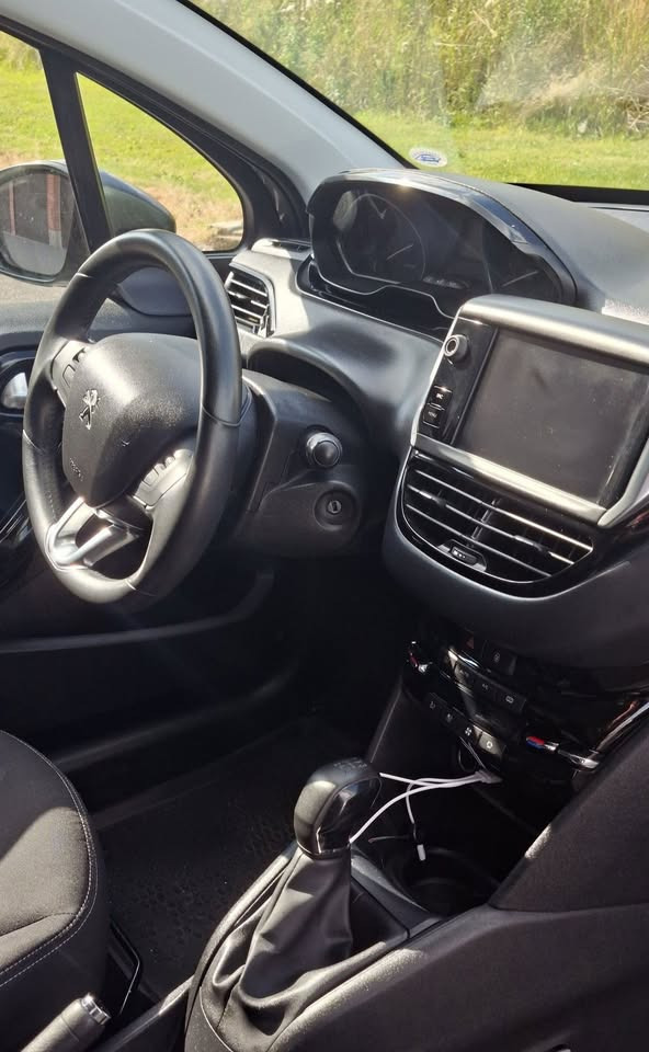 Grå Peugeot 208 fra 2019