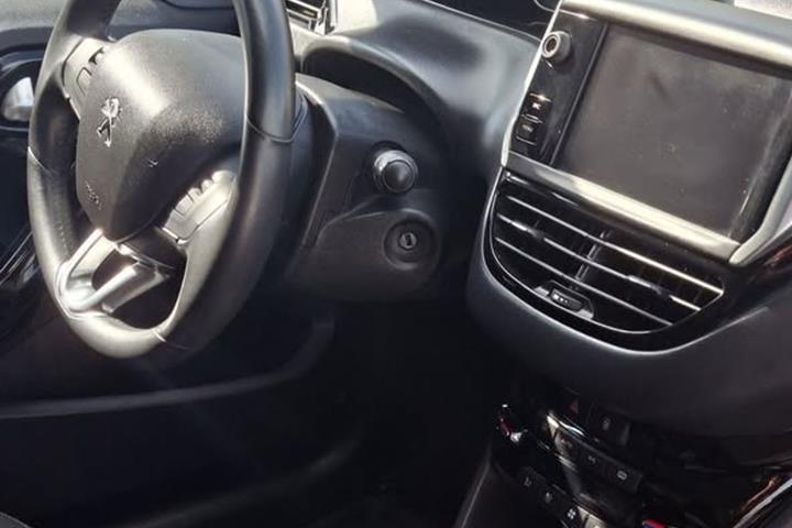 Grå Peugeot 208 fra 2019