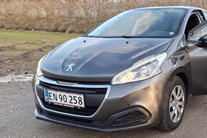 Grå Peugeot 208 fra 2019