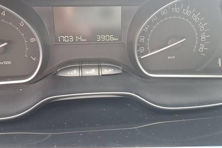 Grå Peugeot 208 fra 2019