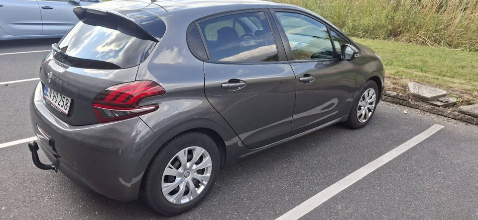 Grå Peugeot 208 fra 2019