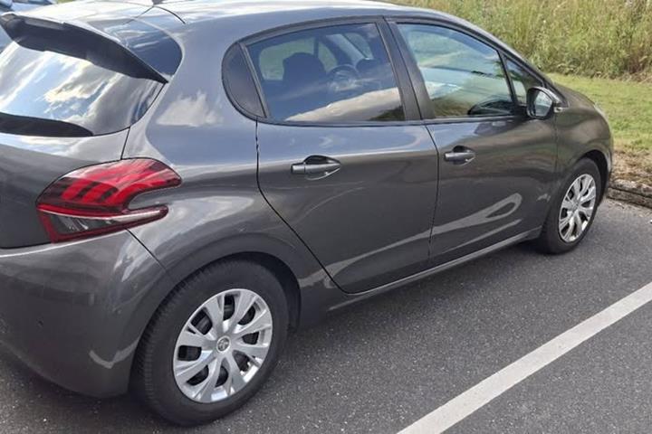 Grå Peugeot 208 fra 2019