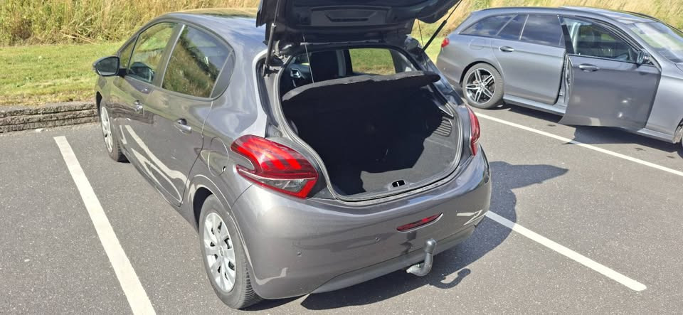 Grå Peugeot 208 fra 2019