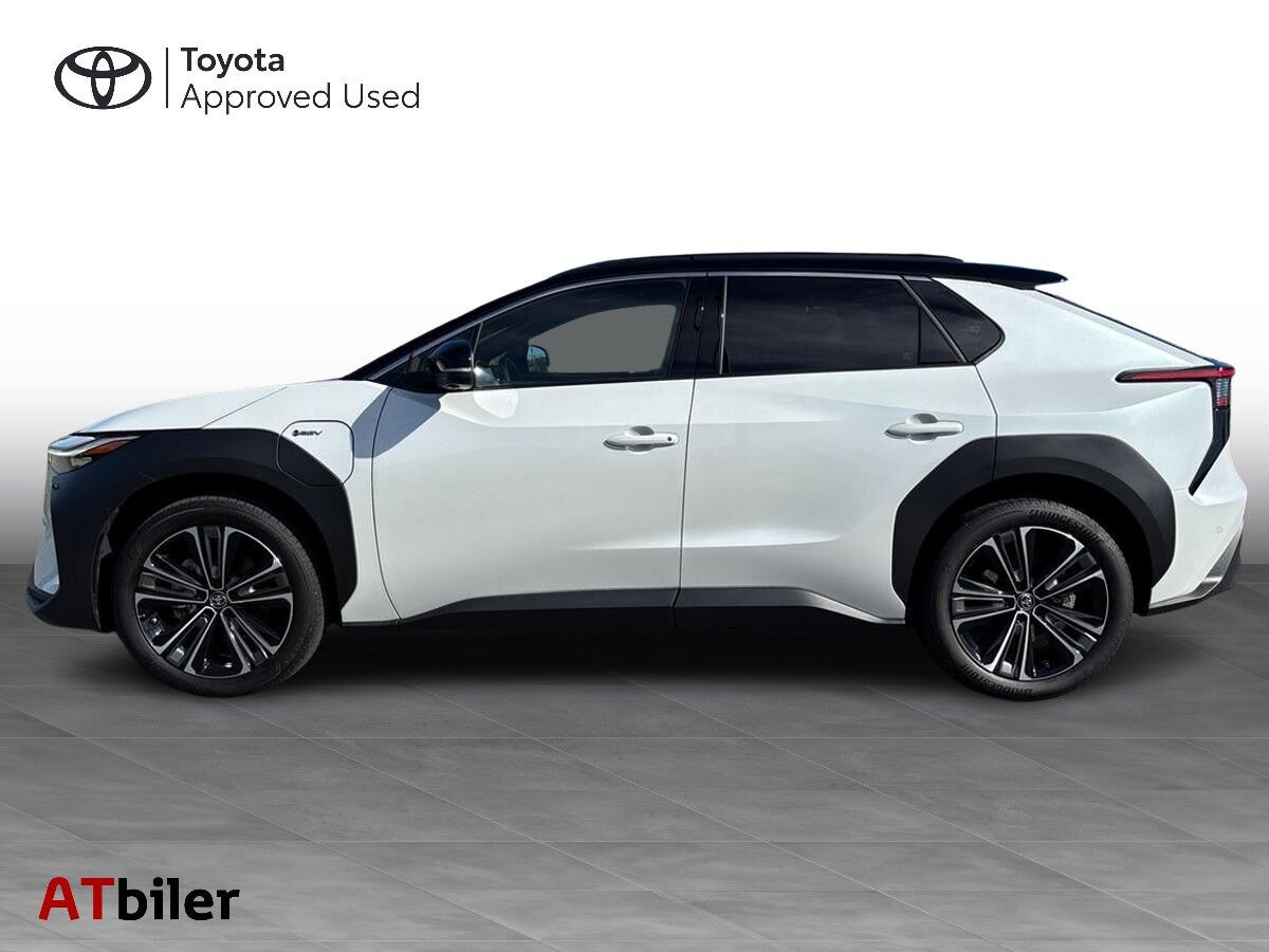 Hvid Toyota BZ4X fra 2025