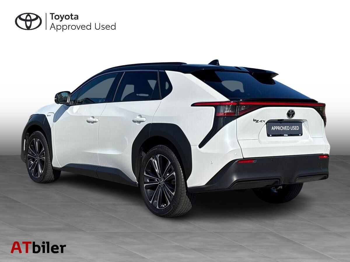 Hvid Toyota BZ4X fra 2025