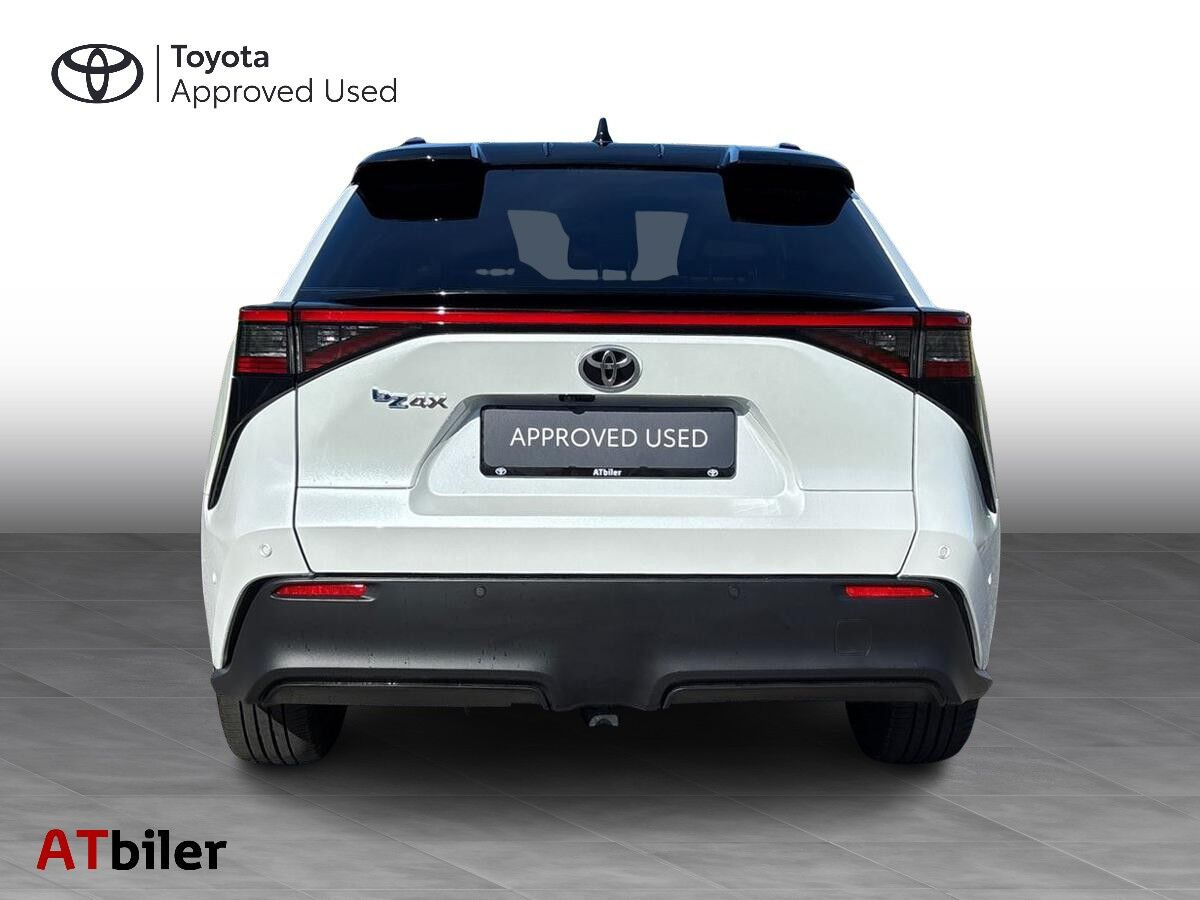 Hvid Toyota BZ4X fra 2025