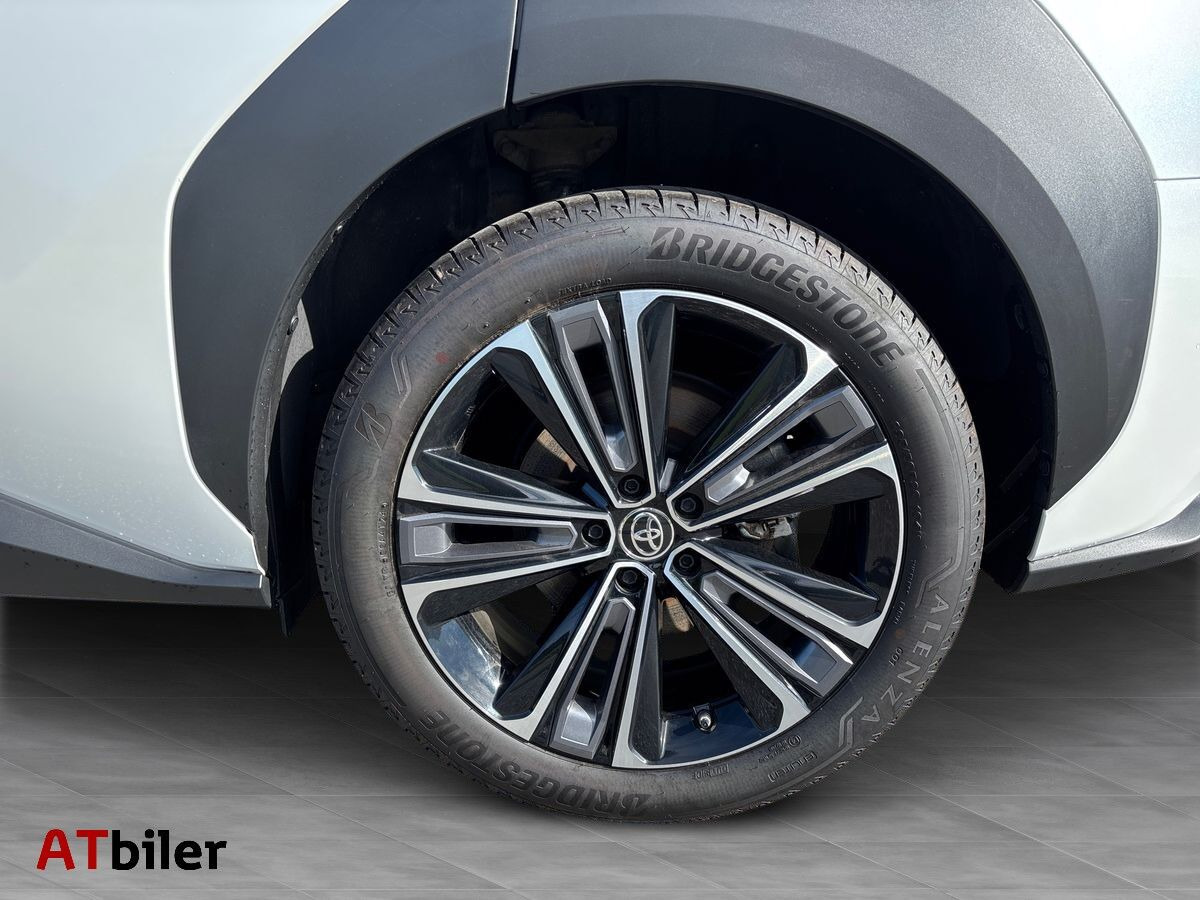 Hvid Toyota BZ4X fra 2025