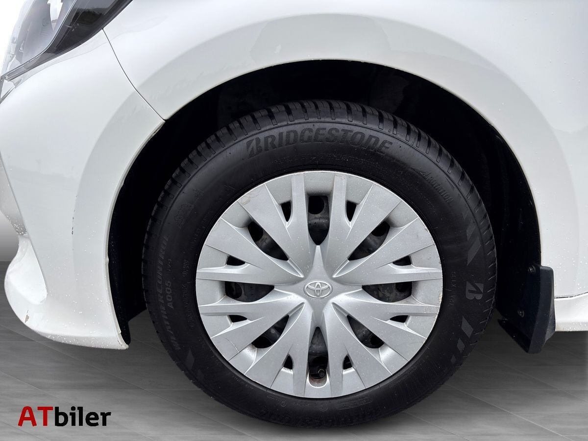 Hvid Toyota Yaris fra 2022