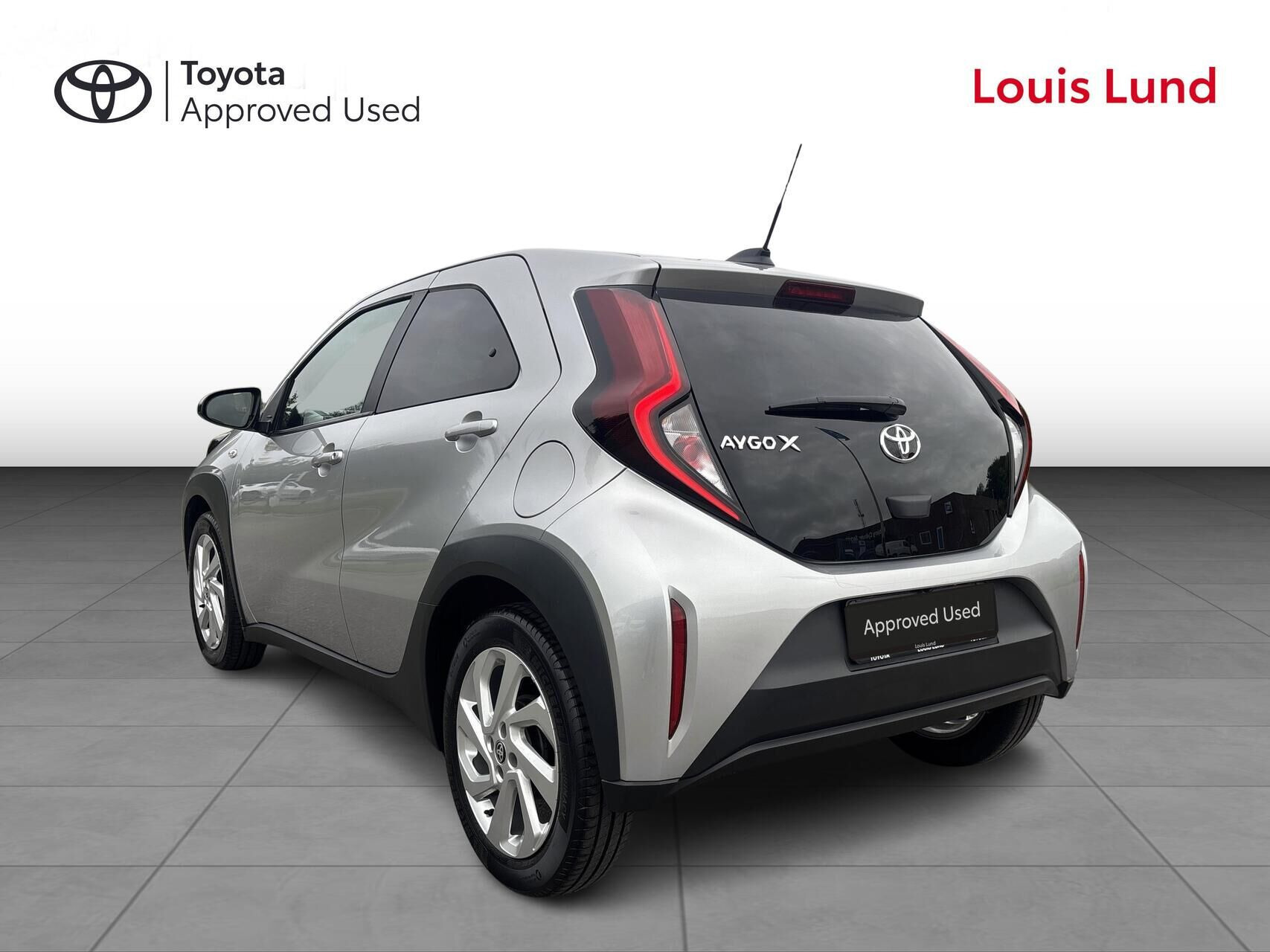 Sølv Toyota Aygo X fra 2023