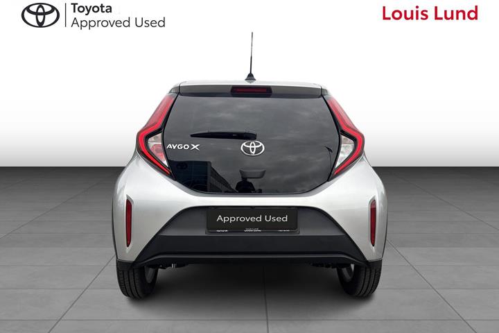 Sølv Toyota Aygo X fra 2023