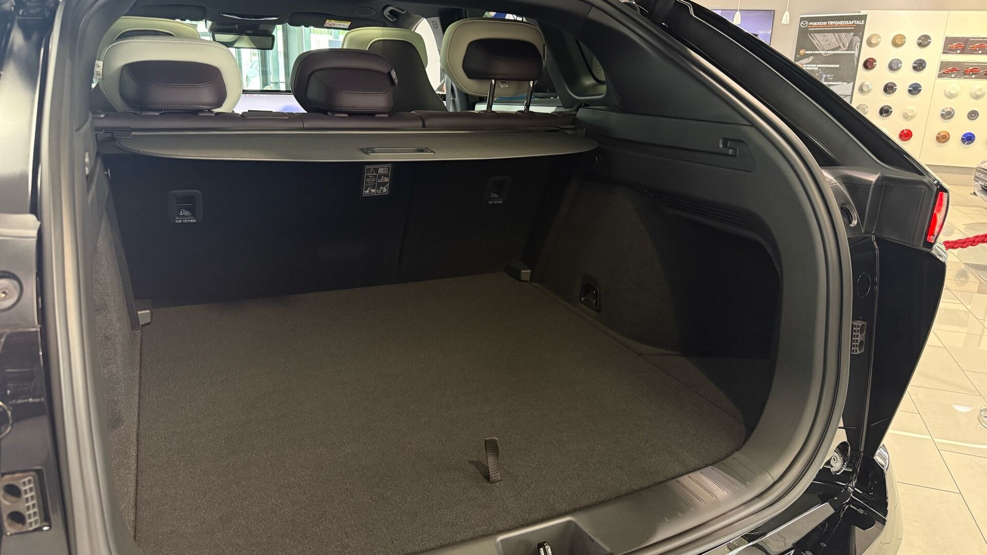 Sort Mazda CX-6e fra 2026