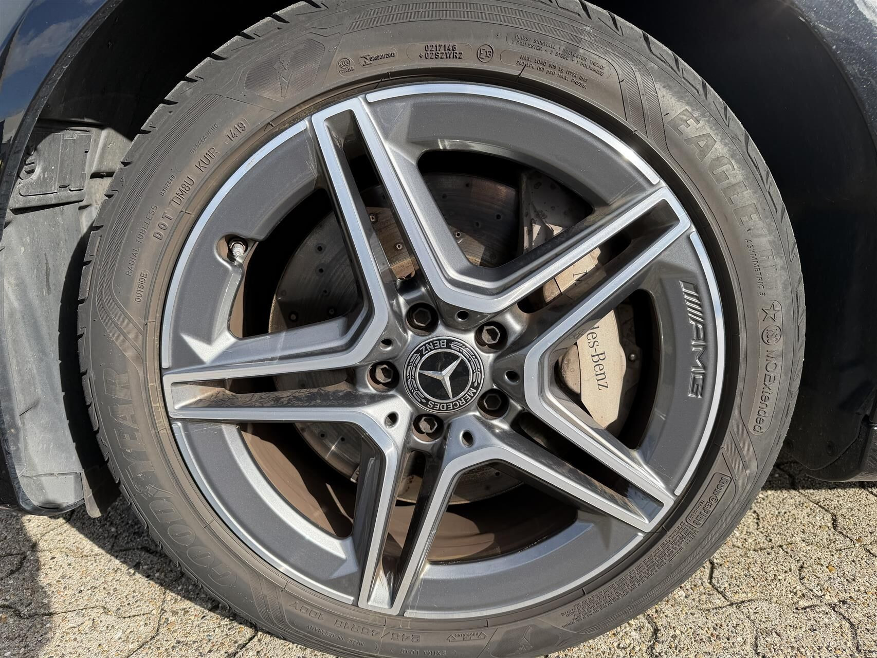 Sort Mercedes E300 de fra 2020