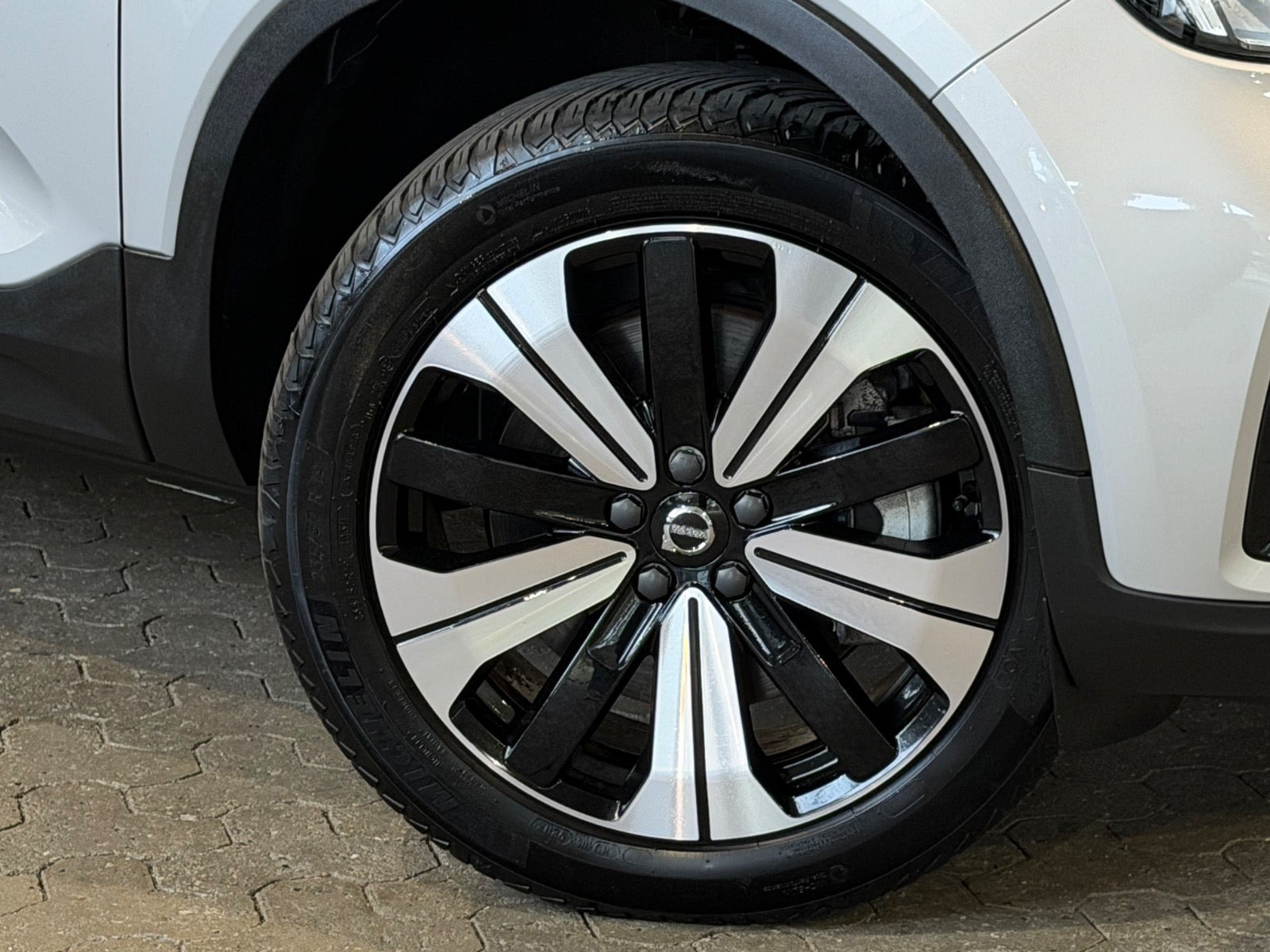 Grå Volvo C40 fra 2023