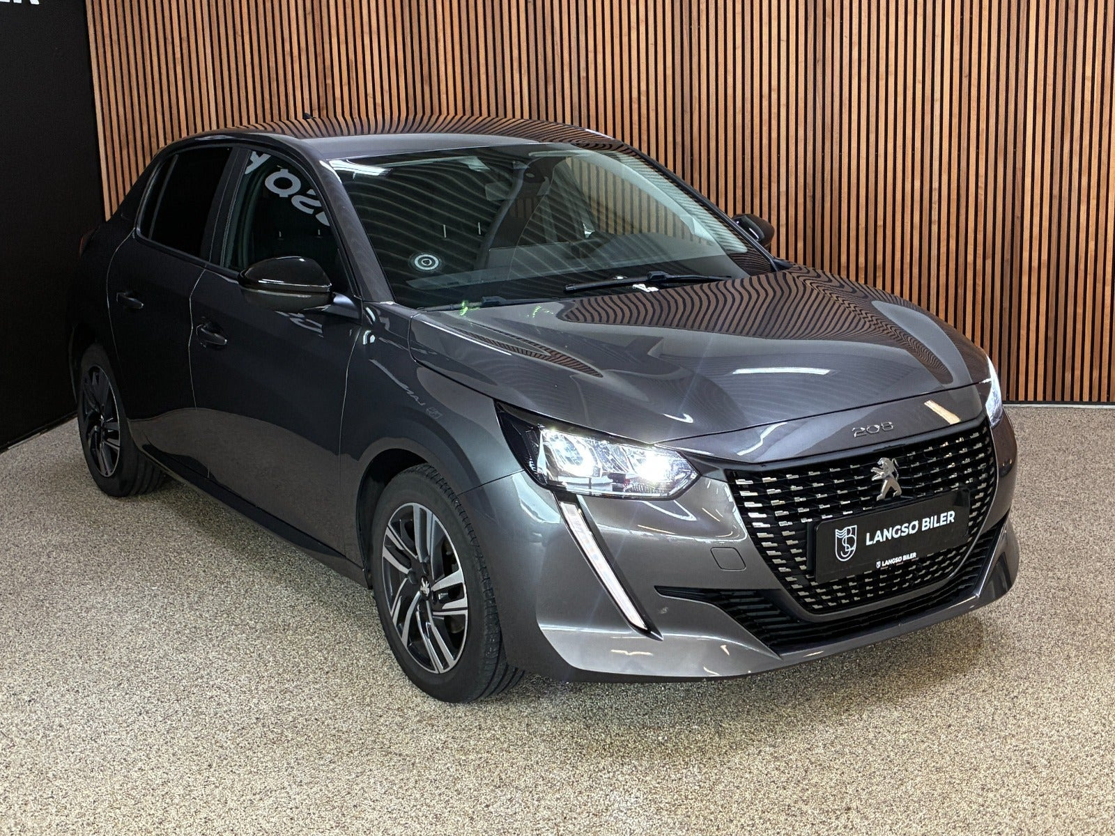 Grå Peugeot 208 fra 2023