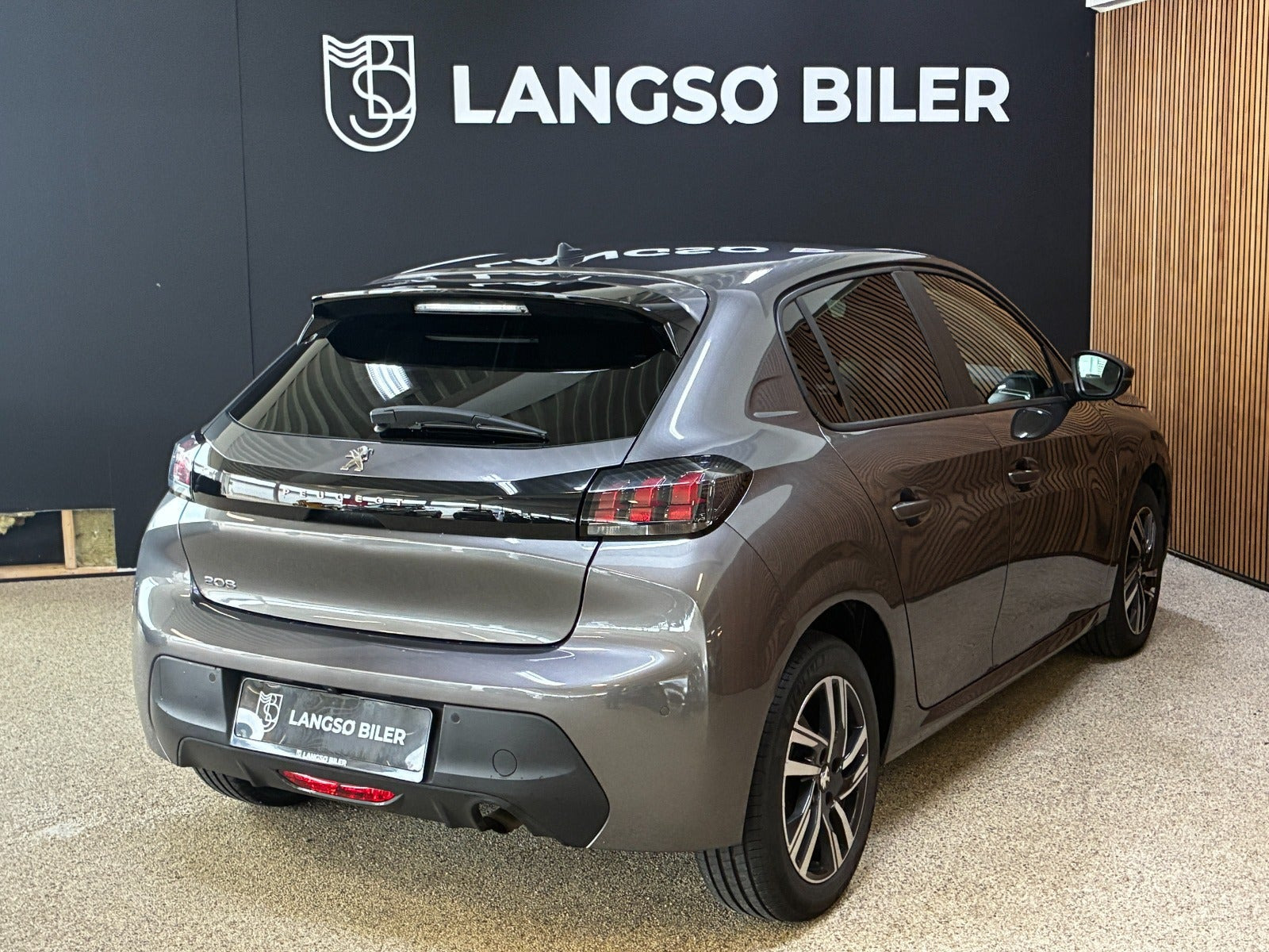 Grå Peugeot 208 fra 2023
