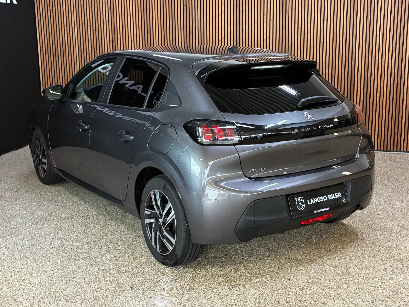 Grå Peugeot 208 fra 2023