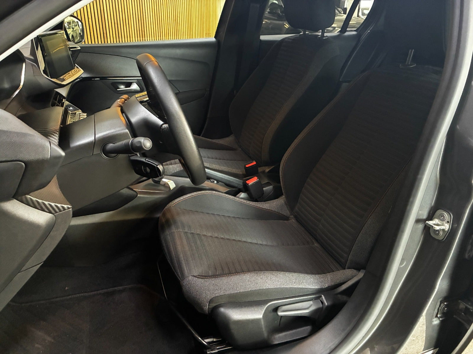Grå Peugeot 208 fra 2023