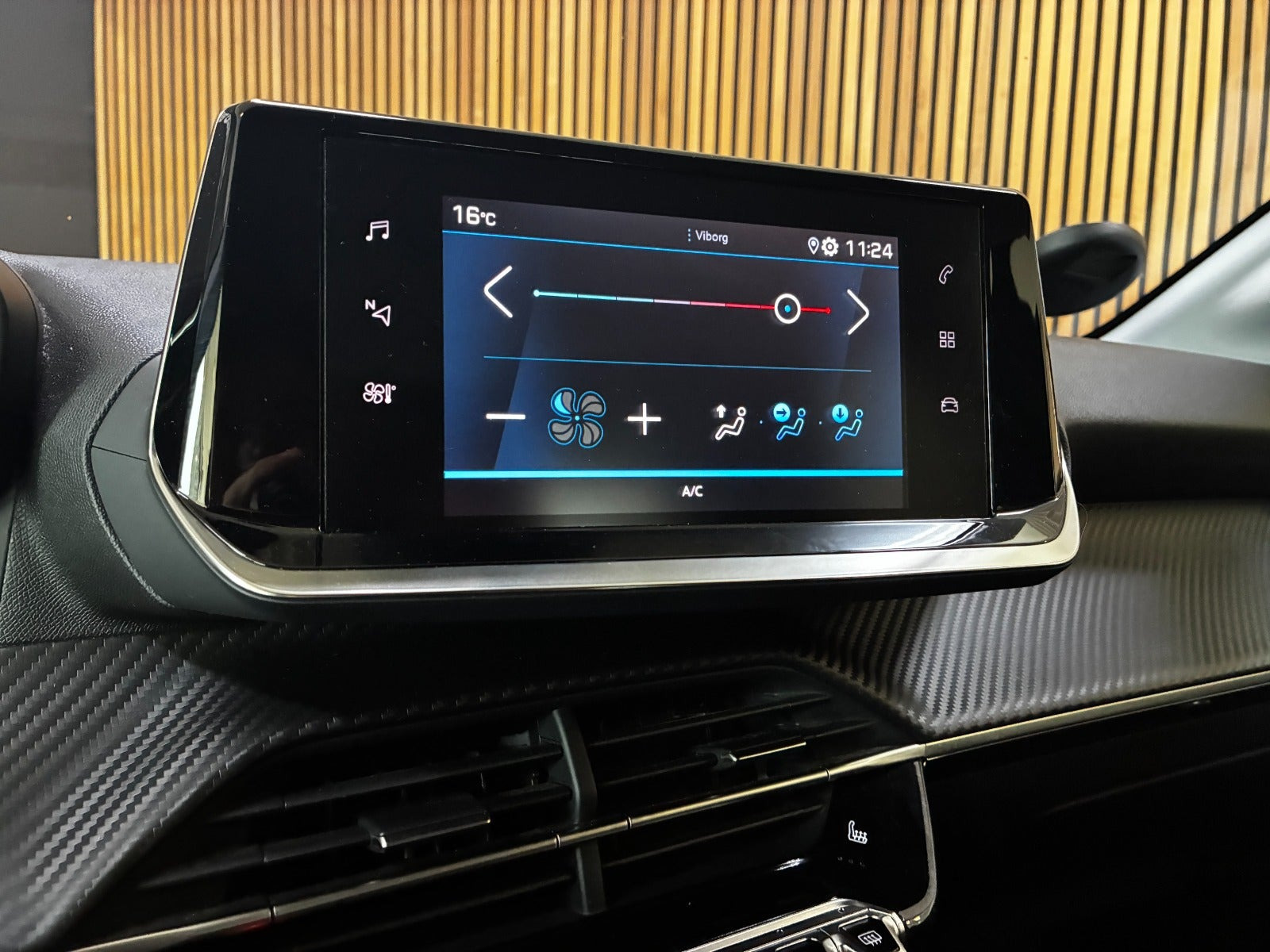 Grå Peugeot 208 fra 2023