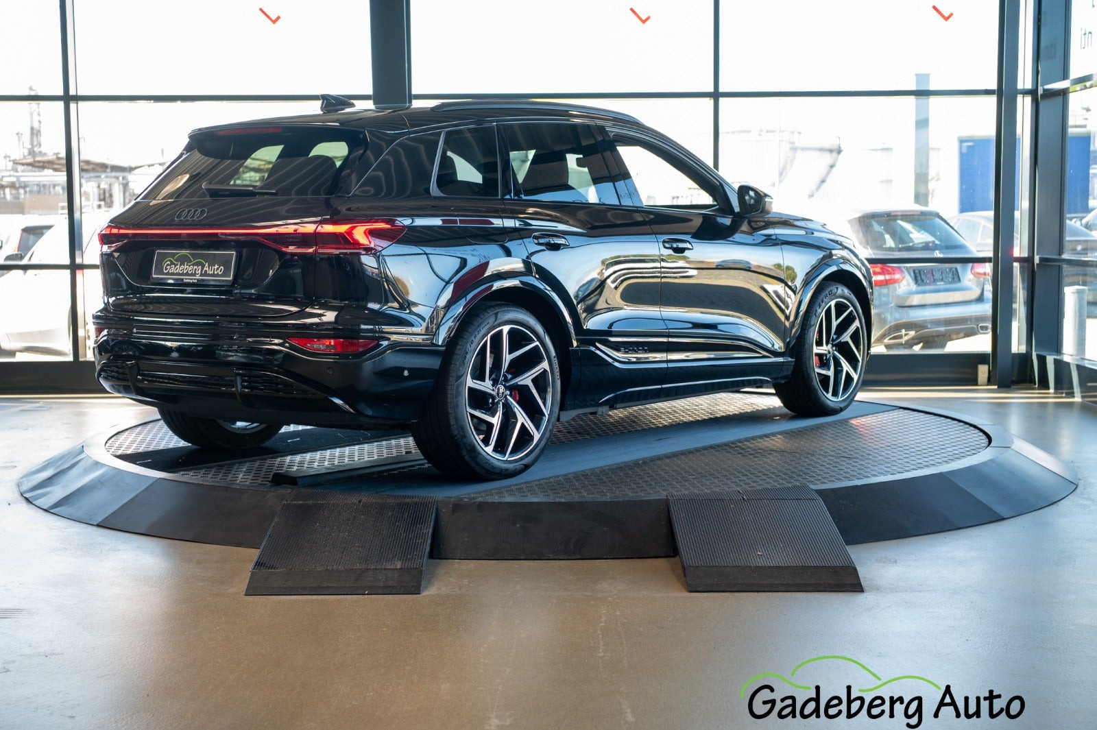 Sort Audi Q6 e-tron fra 2026