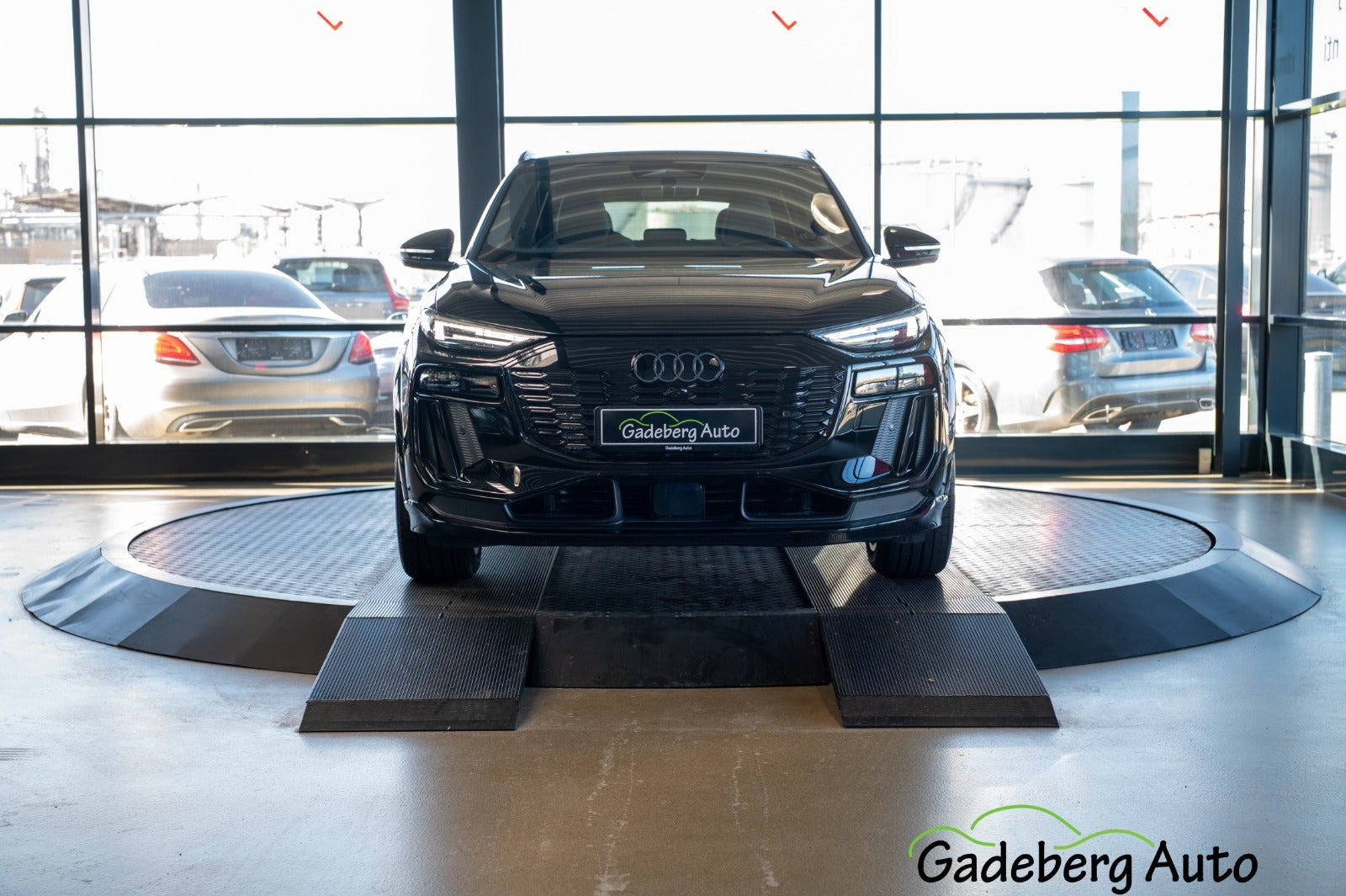 Sort Audi Q6 e-tron fra 2026