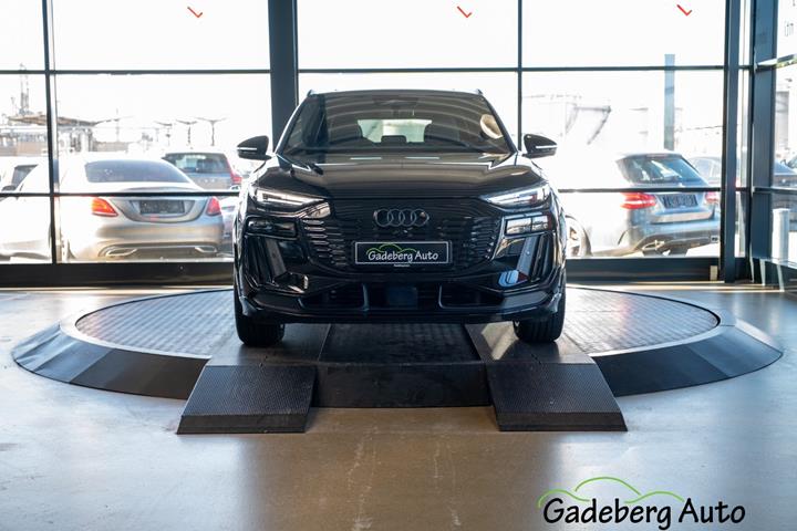 Sort Audi Q6 e-tron fra 2026