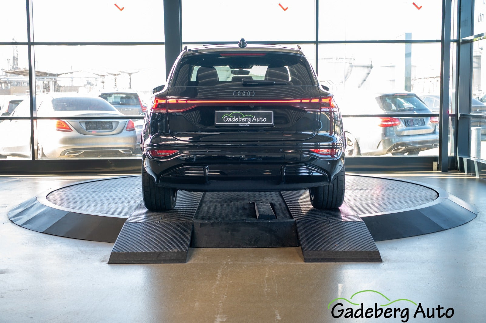 Sort Audi Q6 e-tron fra 2026