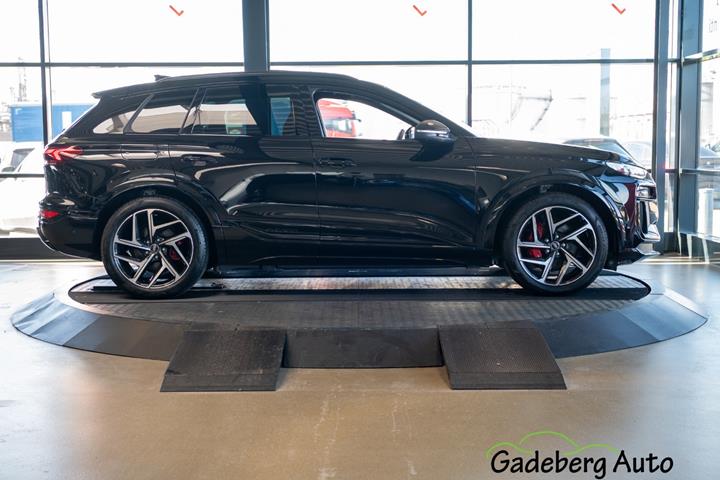 Sort Audi Q6 e-tron fra 2026