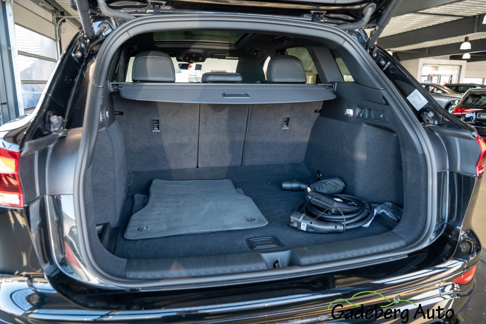 Sort Audi Q6 e-tron fra 2026