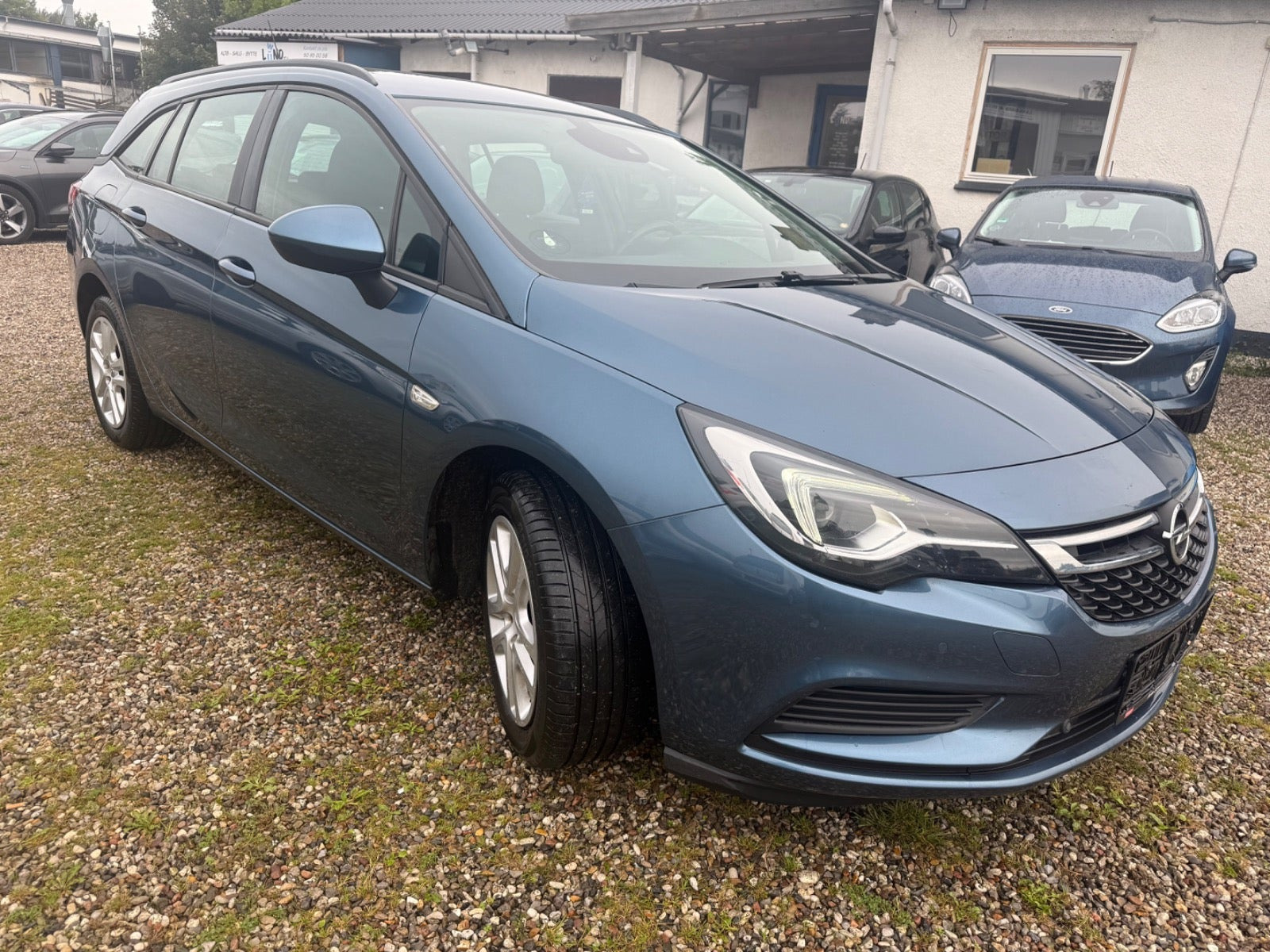 Blå Opel Astra fra 2017