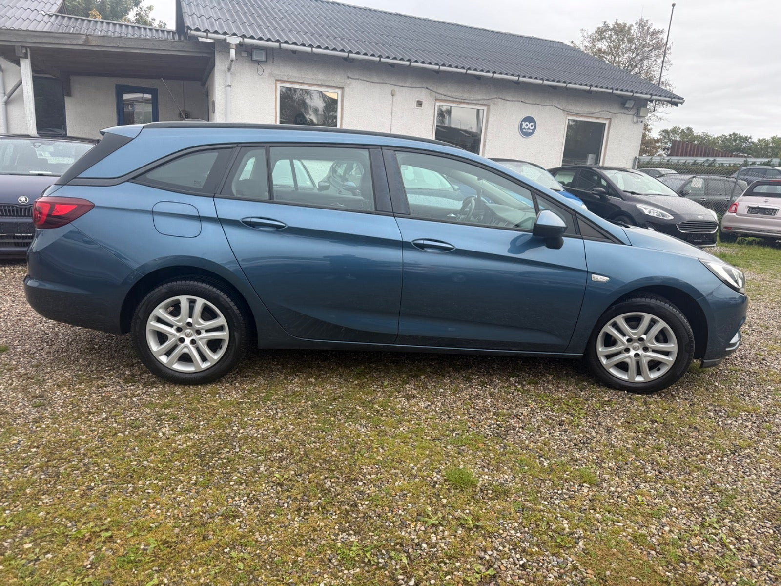 Blå Opel Astra fra 2017