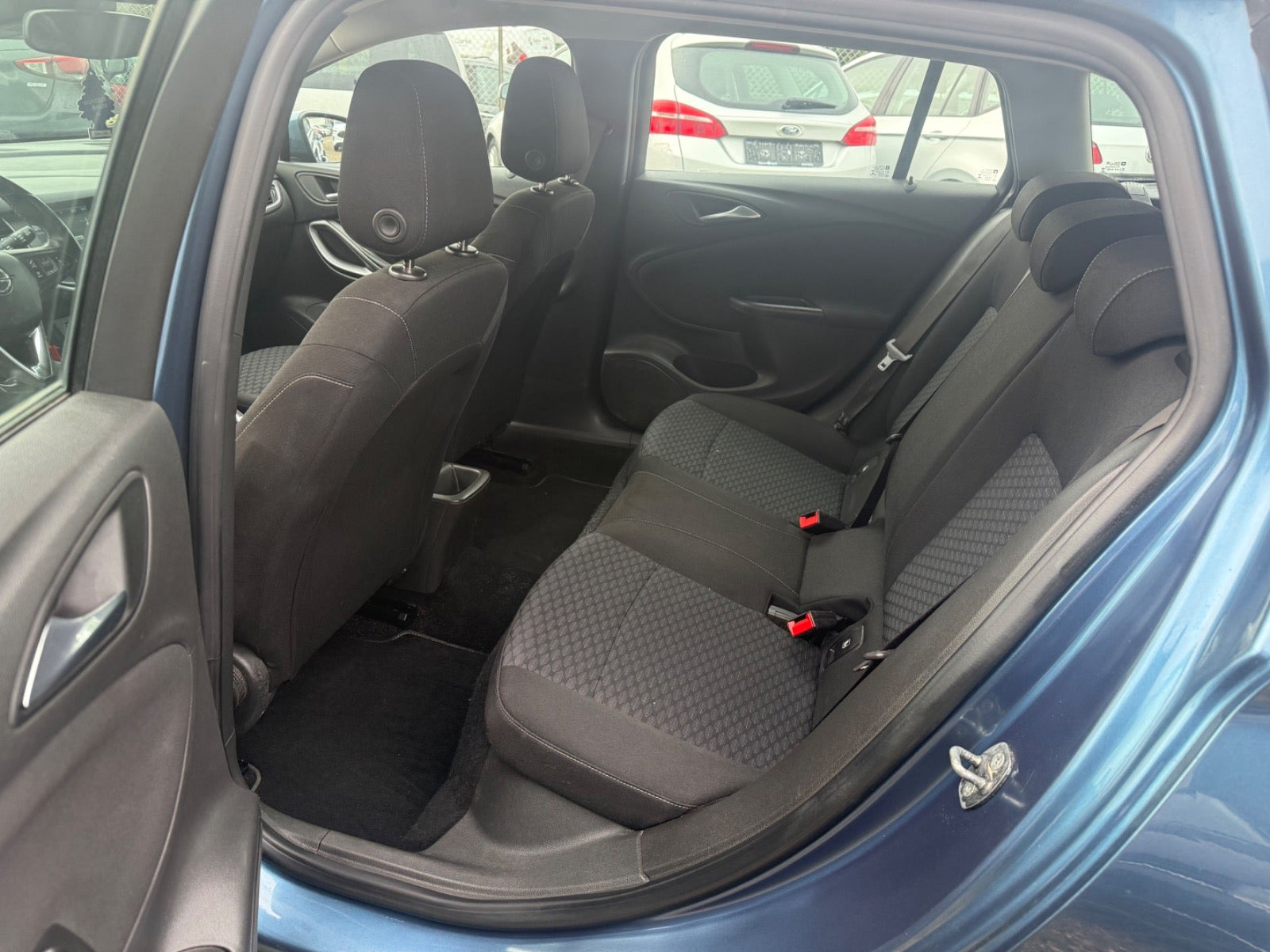 Blå Opel Astra fra 2017