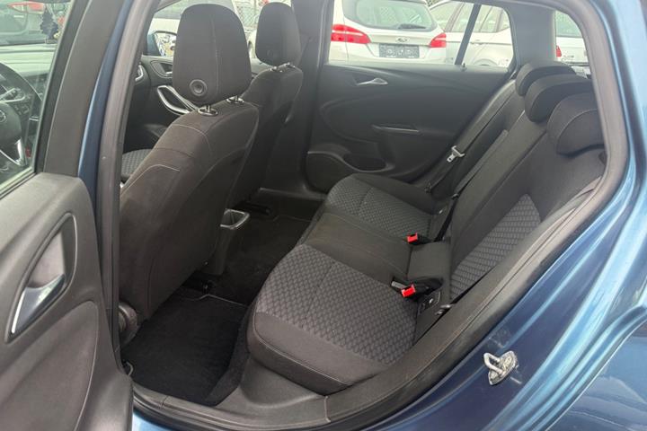 Blå Opel Astra fra 2017