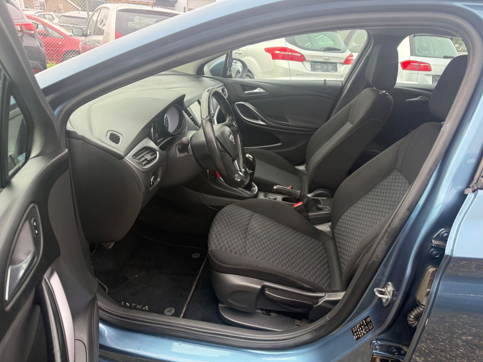 Blå Opel Astra fra 2017