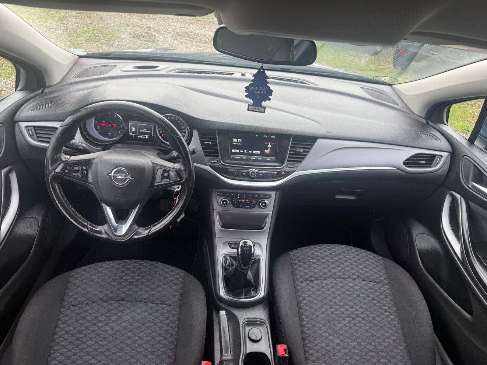 Blå Opel Astra fra 2017