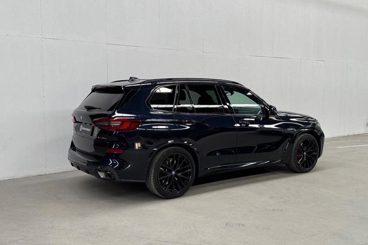 Sort BMW X5 fra 2023