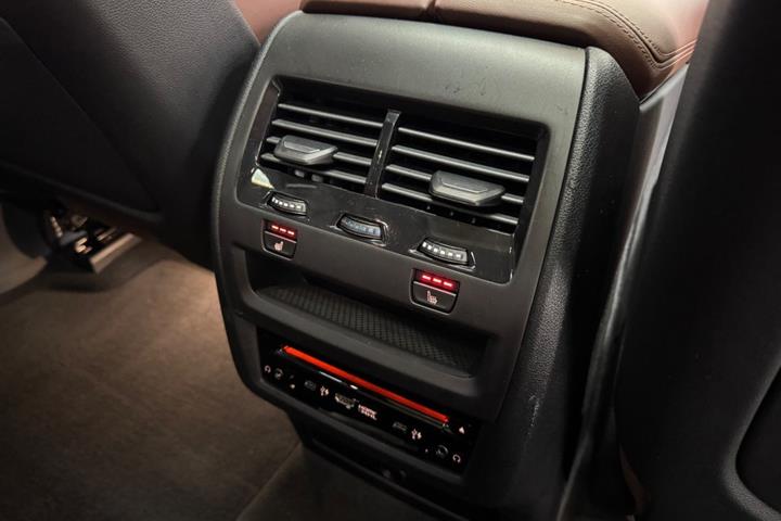 Sort BMW X5 fra 2023