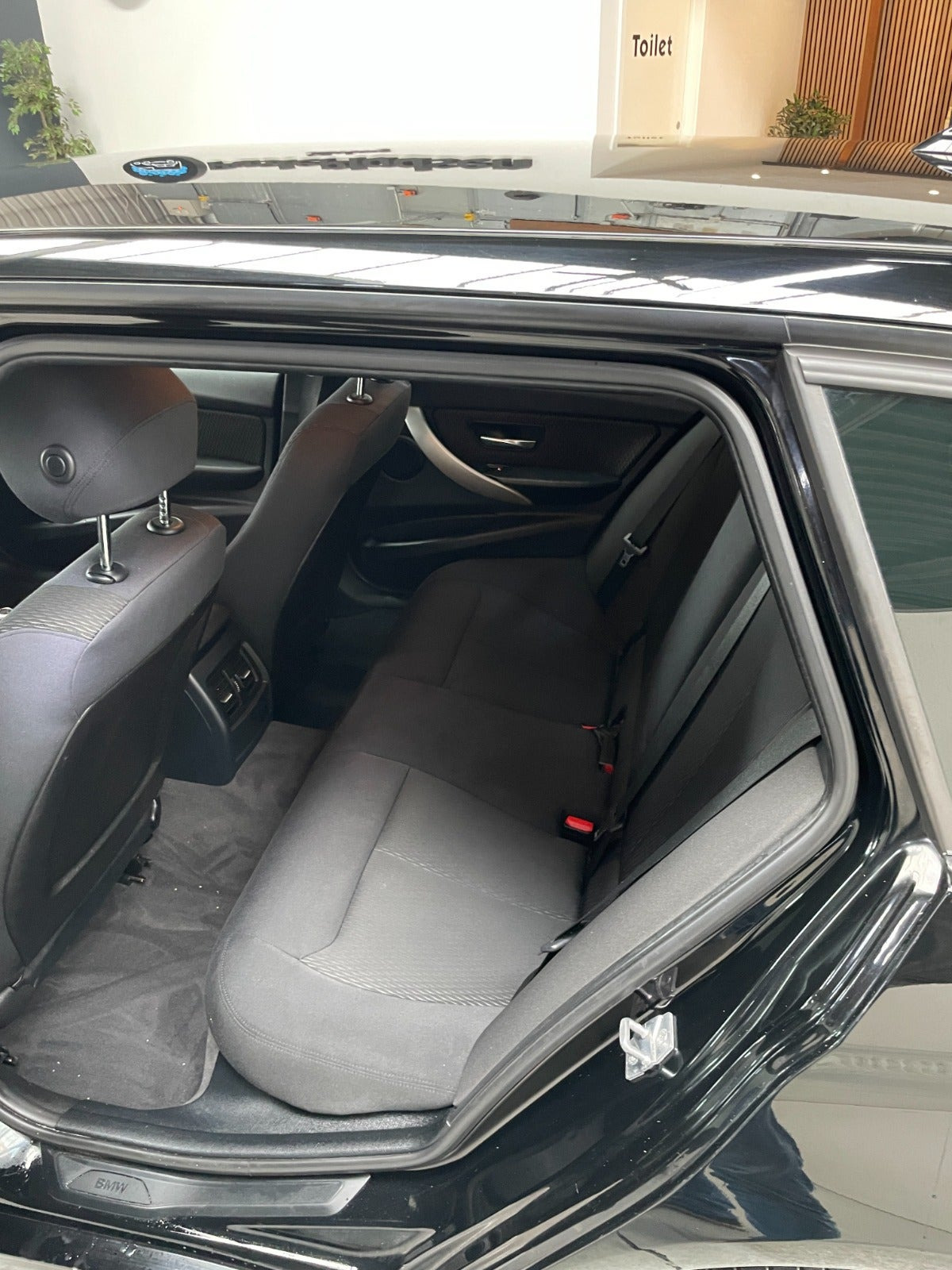 Sort BMW 318d fra 2014