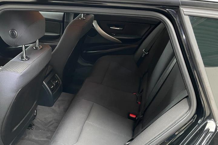 Sort BMW 318d fra 2014