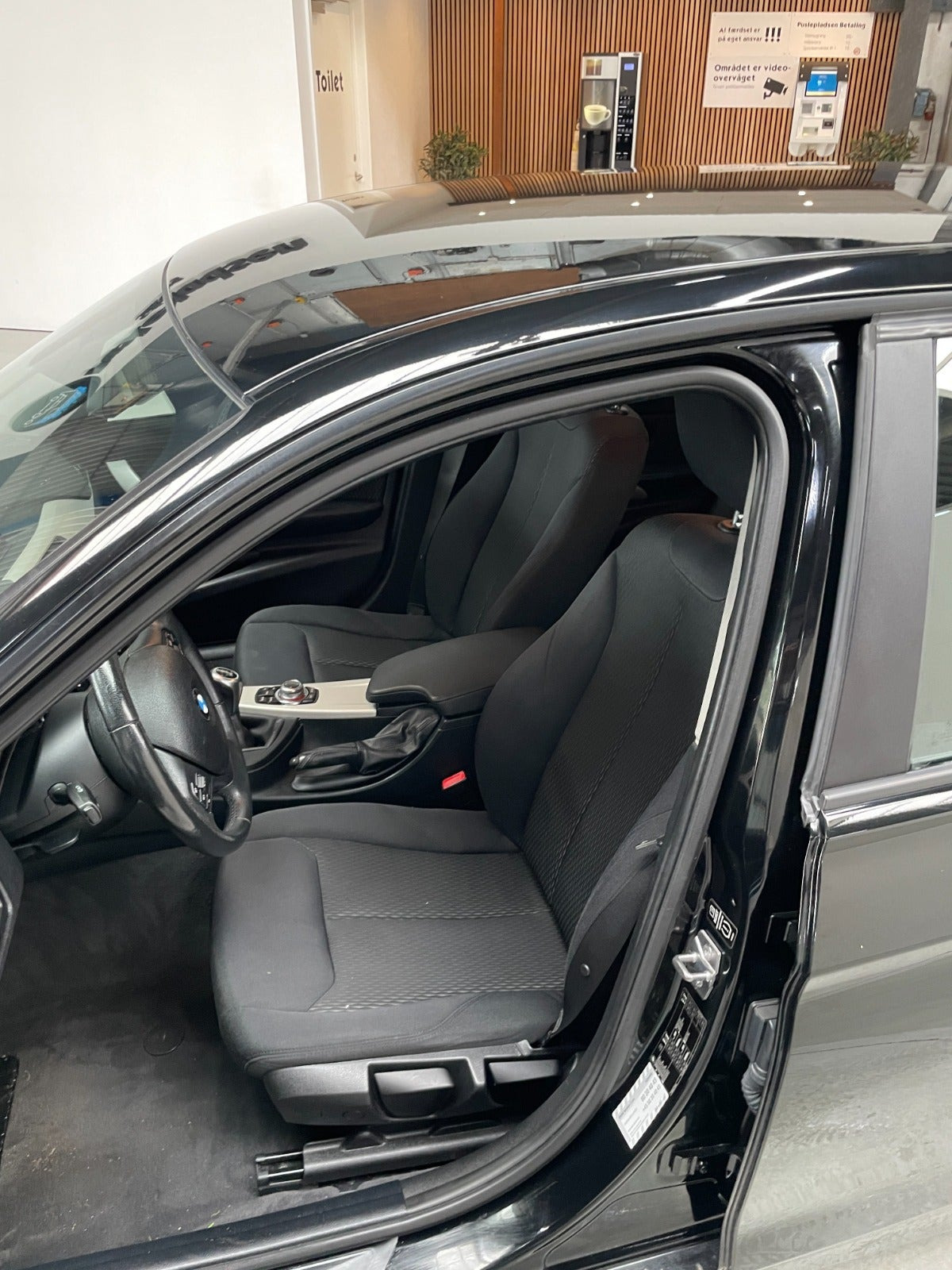 Sort BMW 318d fra 2014