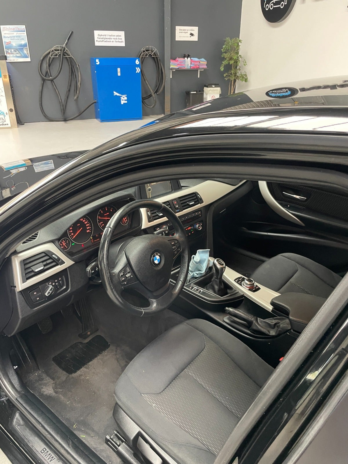 Sort BMW 318d fra 2014