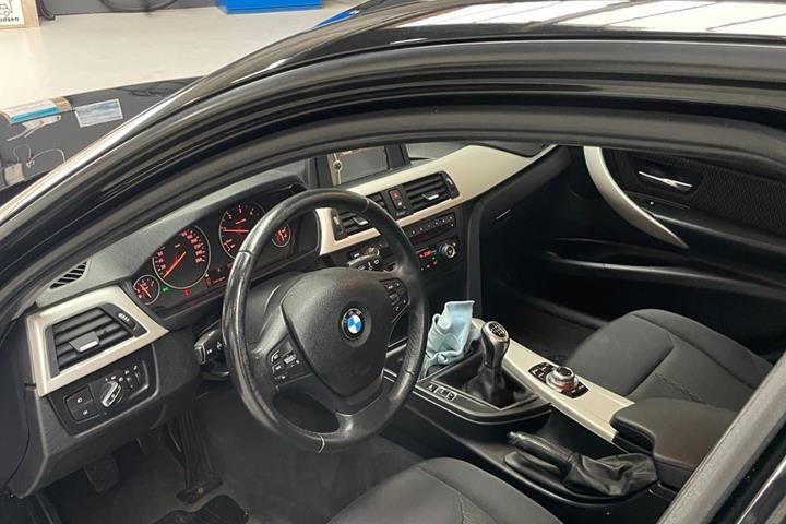 Sort BMW 318d fra 2014