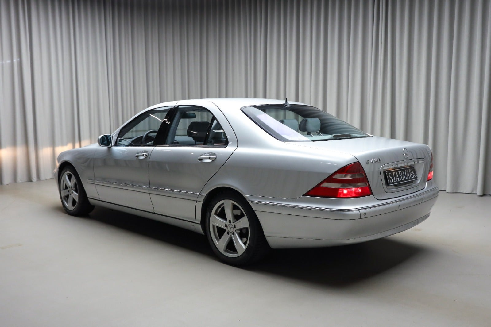 Sølv Mercedes S430 fra 2002 set udefra