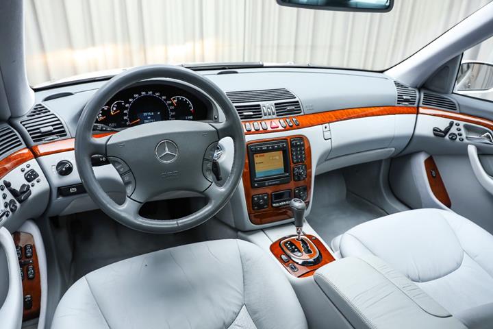 Sølv Mercedes S430 fra 2002 set indefra